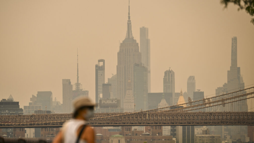 Opinion: What the 20th-century war on smog tells us about today’s wildfire smoke